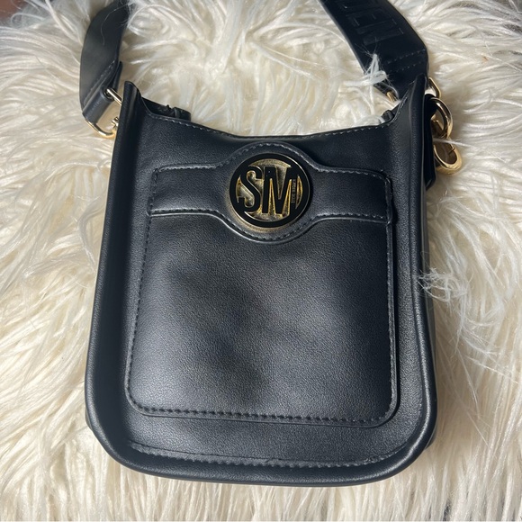 Steve Madden Bninny
Crossbody Faux Leather Black with Gold Hardware Bag Purse - Picture 1 of 13